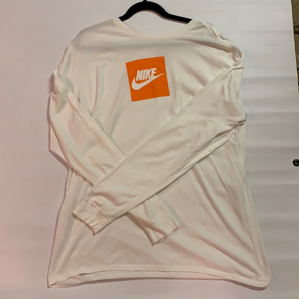 Nike askew logo tee